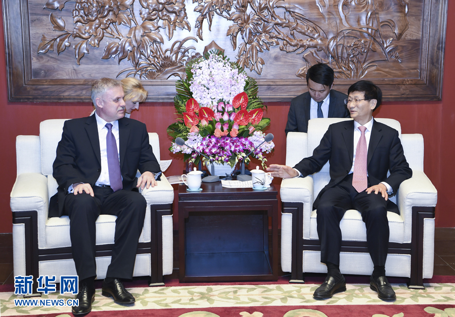 4月26日，中共中央政治局委員、中央政法委書(shū)記孟建柱在北京會(huì)見(jiàn)白俄羅斯安全會(huì)議國(guó)務(wù)秘書(shū)扎西。 新華社記者 張領(lǐng) 攝