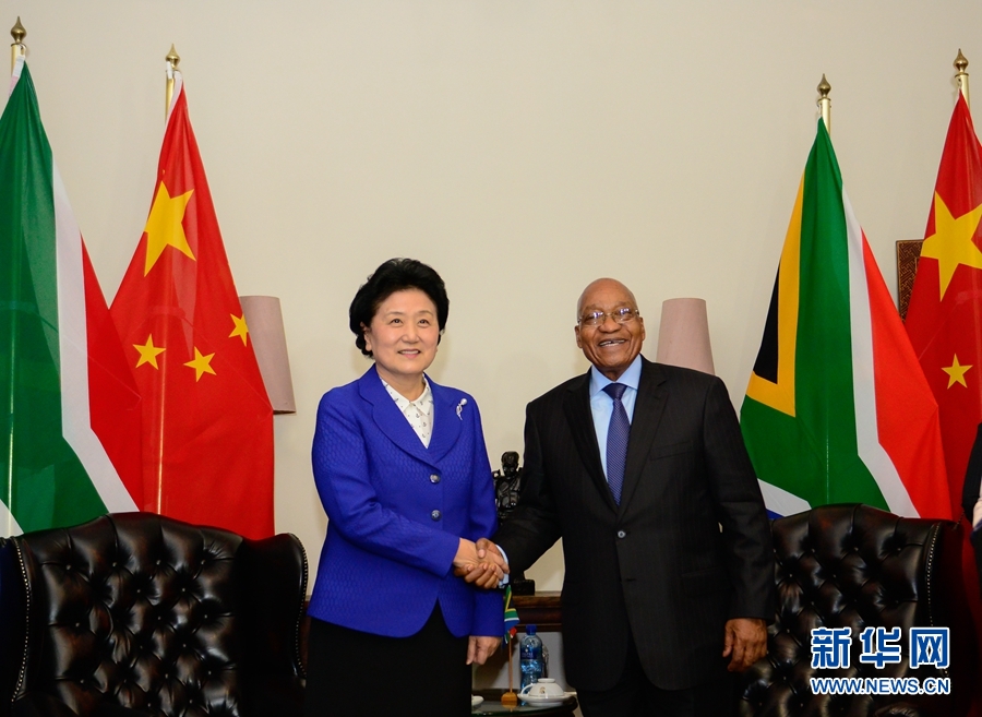 4月25日，南非總統(tǒng)祖馬（右）在比勒陀利亞總統(tǒng)官邸會(huì)見(jiàn)正在對(duì)南非進(jìn)行正式訪問(wèn)并出席中南高級(jí)別人文交流機(jī)制首次會(huì)議的中國(guó)國(guó)務(wù)院副總理劉延?xùn)|。 新華社記者 翟健嵐 攝