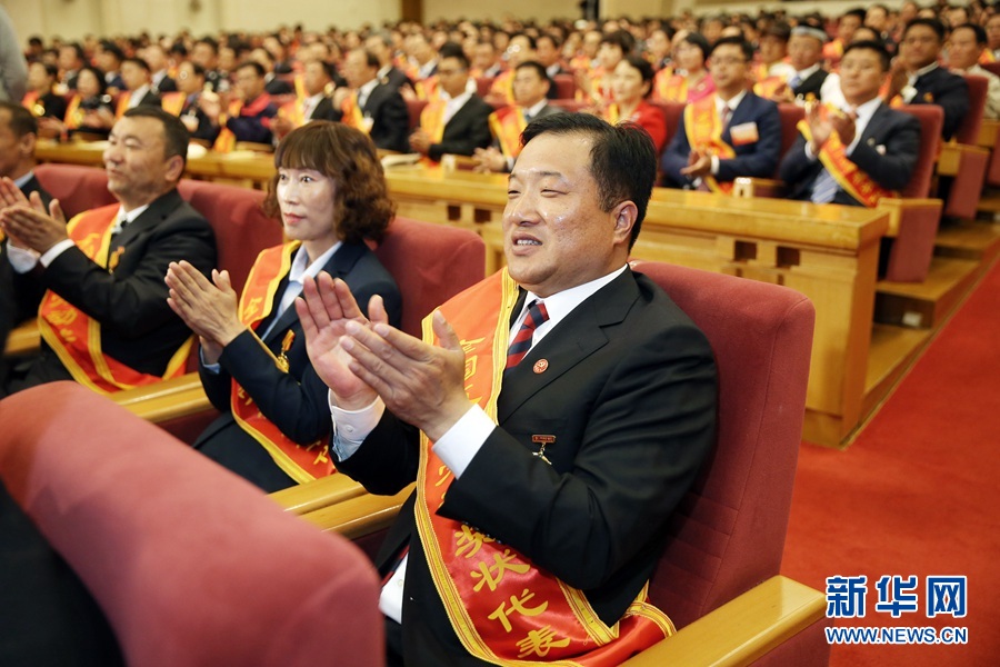 這是與會(huì)代表在表彰大會(huì)上鼓掌。新華社記者 才揚(yáng) 攝