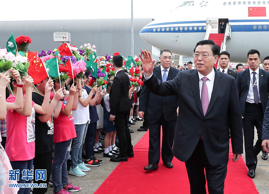 5月8日至10日，中共中央政治局常委、全國人大常委會委員長張德江視察澳門特別行政區(qū)。這是5月8日，張德江抵達(dá)澳門國際機場。 新華社記者龐興雷 攝 