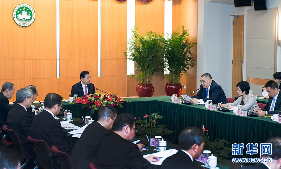 5月8日至10日，中共中央政治局常委、全國人大常委會委員長張德江視察澳門特別行政區(qū)。這是5月8日，張德江聽取澳門特別行政區(qū)政府工作匯報。新華社記者 李學(xué)仁 攝