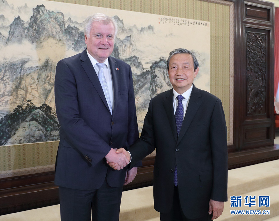 5月10日，國(guó)務(wù)院副總理馬凱在北京中南海紫光閣會(huì)見(jiàn)德國(guó)巴伐利亞州州長(zhǎng)、基社盟主席霍斯特&middot;澤霍費(fèi)爾一行。 新華社記者王曄攝