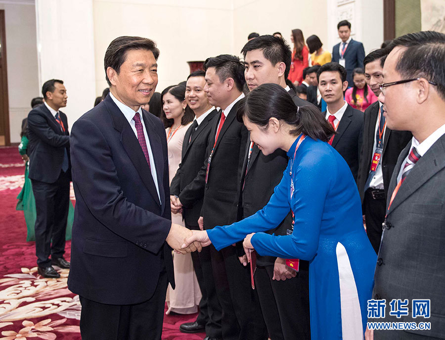 5月22日，中共中央政治局委員、國家副主席李源潮在北京會(huì)見越南胡志明共青團(tuán)中央書記處第一書記黎國鋒率領(lǐng)的越南青年代表團(tuán)。 新華社記者李濤 攝