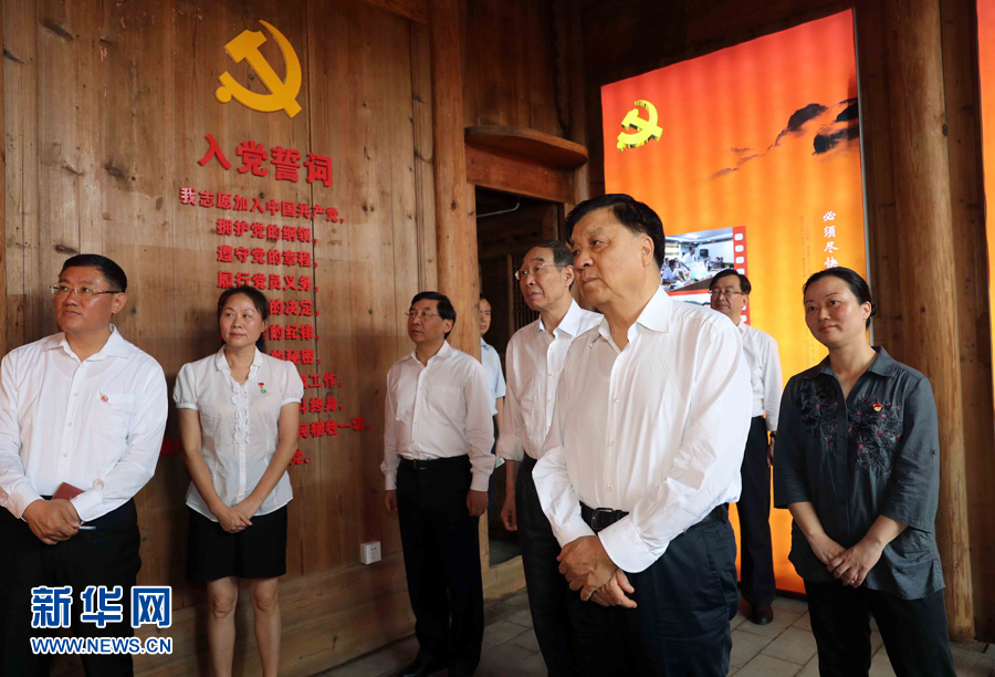 6月8日至10日，中共中央政治局常委、中央書記處書記劉云山在福建調(diào)研。這是6月9日，劉云山專程來到政和縣石圳村，深入了解廖俊波的事跡。新華社記者 劉衛(wèi)兵 攝