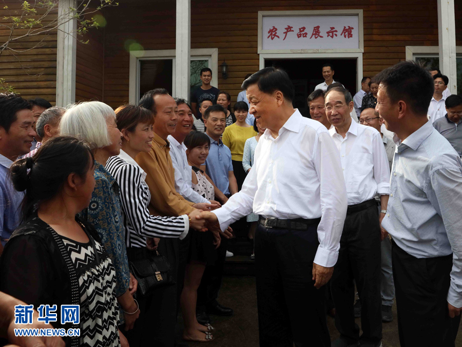 6月8日至10日，中共中央政治局常委、中央書記處書記劉云山在福建調(diào)研。這是6月9日，劉云山在周寧縣上洋村與村民親切交談。新華社記者 劉衛(wèi)兵 攝