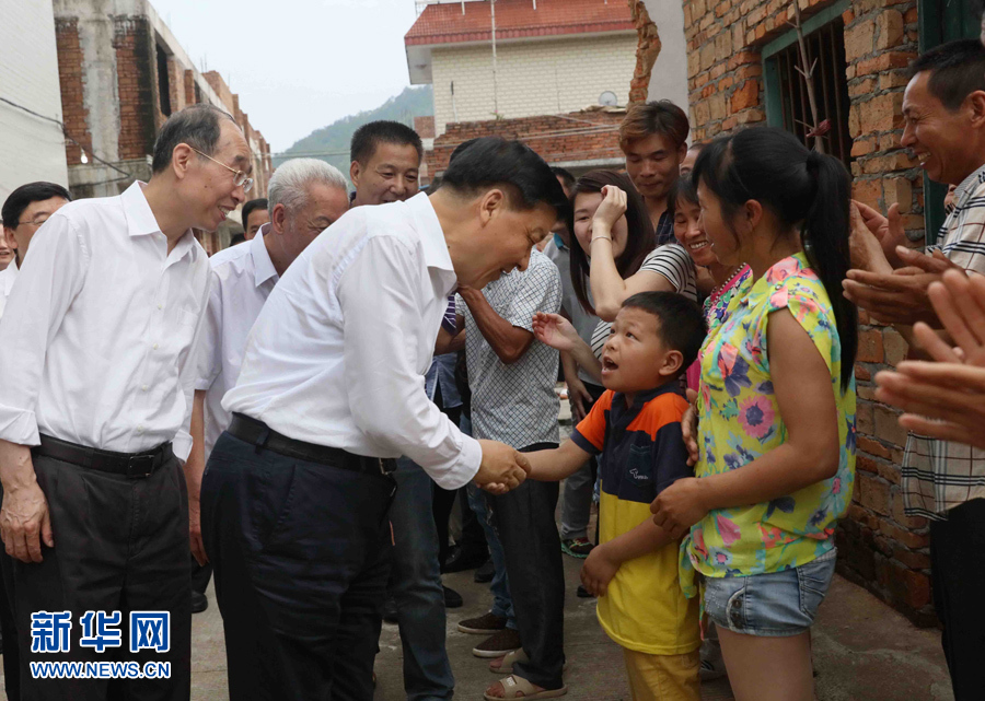 6月8日至10日，中共中央政治局常委、中央書記處書記劉云山在福建調(diào)研。這是6月9日，劉云山在福安市溪邳村走訪群眾家庭。新華社記者 劉衛(wèi)兵 攝