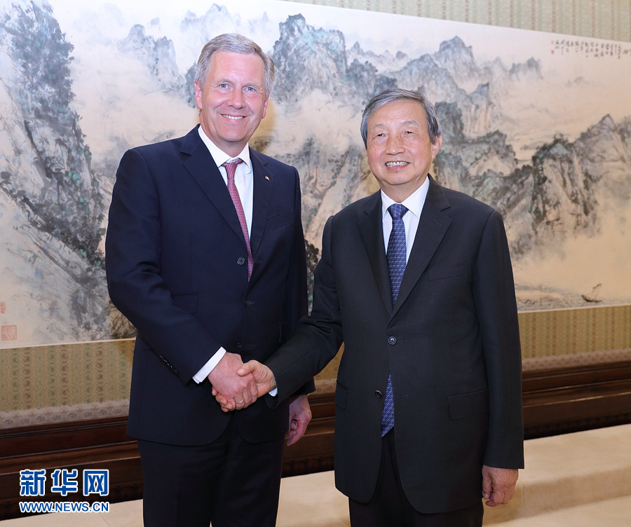 6月13日，國(guó)務(wù)院副總理馬凱在北京中南海紫光閣會(huì)見(jiàn)德國(guó)前總統(tǒng)、全球中小企業(yè)聯(lián)盟全球主席武爾夫。 新華社記者 王曄 攝 