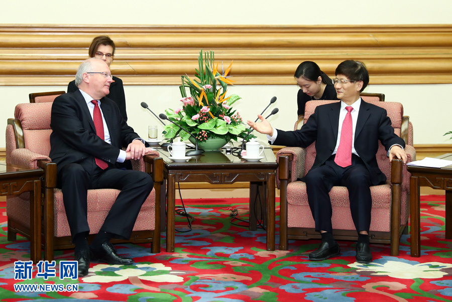 6月15日，中共中央政治局委員、中央政法委書記孟建柱在北京會見德國聯(lián)邦總理府情報國務秘書弗里徹。 新華社記者 謝環(huán)馳 攝