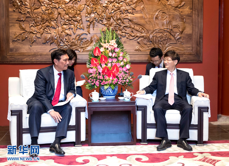 6月15日，中共中央政治局委員、中央政法委書記孟建柱在北京會見印尼總統(tǒng)特使、海洋統(tǒng)籌部長盧胡特。   新華社記者 丁海濤攝