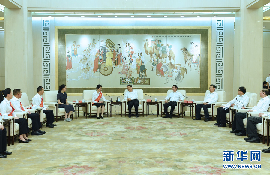 6月21日，廖俊波同志先進(jìn)事跡報(bào)告會(huì)在北京人民大會(huì)堂舉行。報(bào)告會(huì)前，中共中央政治局常委、中央書記處書記劉云山會(huì)見報(bào)告團(tuán)成員，代表習(xí)近平總書記，代表黨中央，向廖俊波同志家屬表示親切慰問(wèn)，并頒發(fā)黨中央追授廖俊波同志&ldquo;全國(guó)優(yōu)秀共產(chǎn)黨員&rdquo;證書、獎(jiǎng)?wù)?。新華社記者 饒愛民 攝