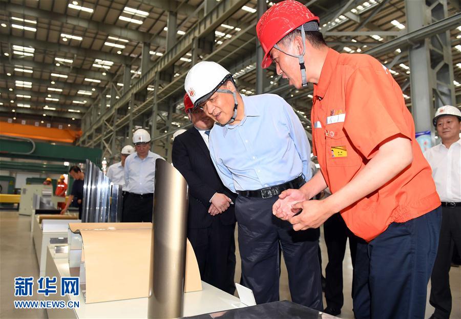 6月22日至24日，中共中央政治局常委、中央書(shū)記處書(shū)記劉云山在遼寧調(diào)研。這是6月22日，劉云山在營(yíng)口市忠旺鋁業(yè)公司調(diào)研。 新華社記者張鐸 攝