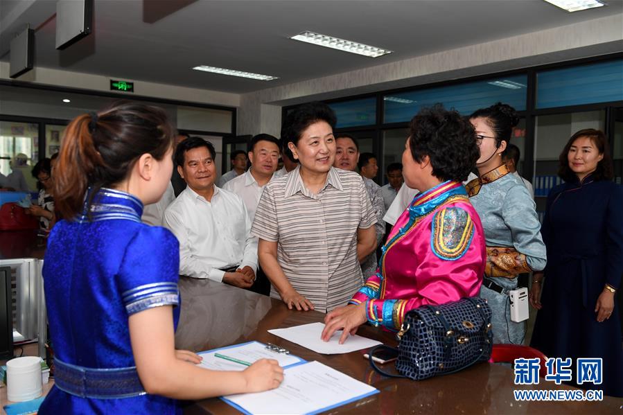 6月25日，全國民族團(tuán)結(jié)進(jìn)步創(chuàng)建經(jīng)驗交流現(xiàn)場會在內(nèi)蒙古興安盟召開，中共中央政治局委員、國務(wù)院副總理劉延?xùn)|出席會議并講話。在內(nèi)蒙古期間，劉延?xùn)|考察內(nèi)蒙古人民代表會議舊址即&ldquo;五一會址&rdquo;，深入社區(qū)看望各族干部群眾。這是劉延?xùn)|在興安盟科右前旗興科社區(qū)與群眾交談。新華社記者 陳曄華 攝