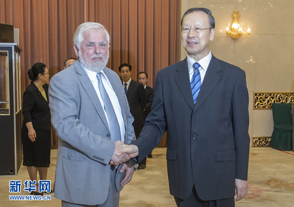6月28日，中共中央書(shū)記處書(shū)記、全國(guó)政協(xié)副主席、中國(guó)經(jīng)濟(jì)社會(huì)理事會(huì)主席杜青林在北京會(huì)見(jiàn)歐盟經(jīng)濟(jì)社會(huì)委員會(huì)主席達(dá)西斯。 新華社記者 崔新鈺 攝