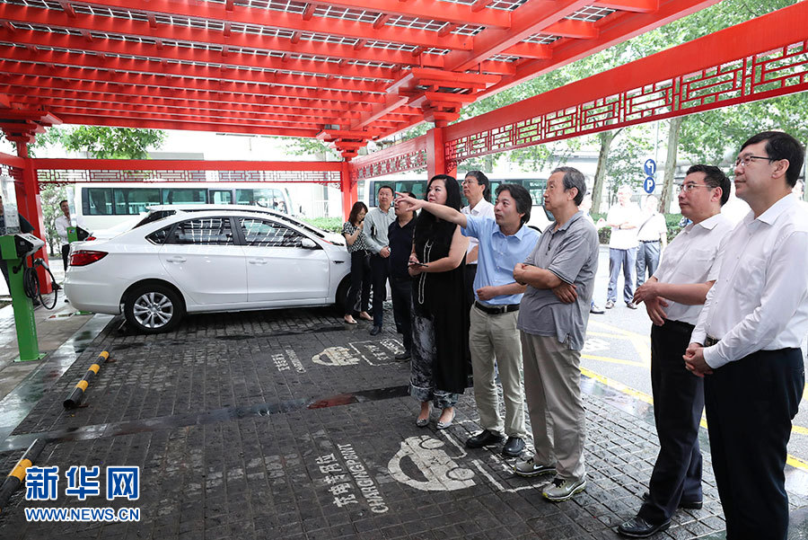 近日，中共中央政治局委員、國(guó)務(wù)院副總理馬凱在北京調(diào)研新能源汽車(chē)產(chǎn)業(yè)發(fā)展。這是7月4日，馬凱在北京深入新能源汽車(chē)充換電設(shè)施、充電服務(wù)平臺(tái)、分時(shí)租賃等單位調(diào)研。新華社記者 龐興雷 攝