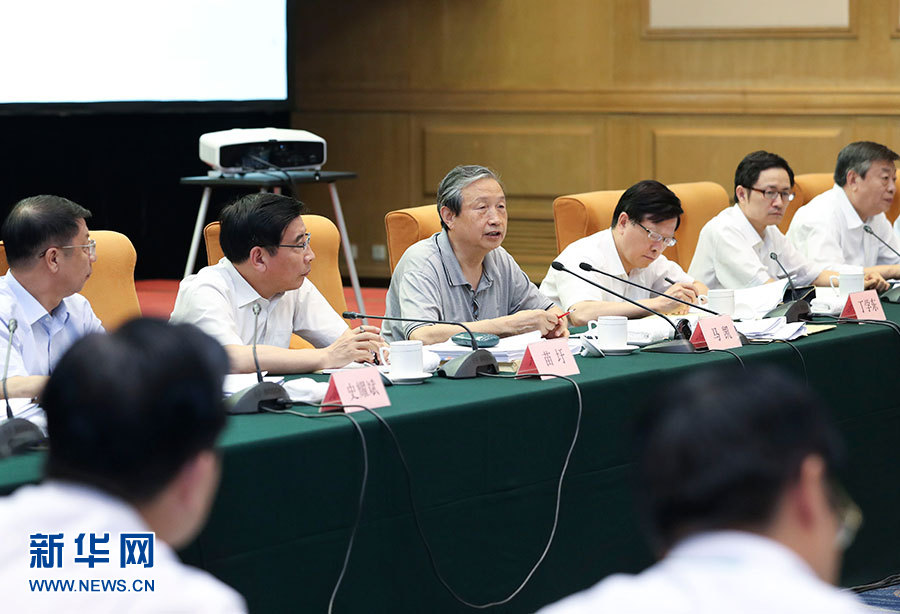 近日，中共中央政治局委員、國(guó)務(wù)院副總理馬凱在北京調(diào)研新能源汽車(chē)產(chǎn)業(yè)發(fā)展。這是7月4日，馬凱在北京深入新能源汽車(chē)充換電設(shè)施、充電服務(wù)平臺(tái)、分時(shí)租賃等單位調(diào)研，并主持召開(kāi)推廣應(yīng)用座談會(huì)。新華社記者 龐興雷 攝