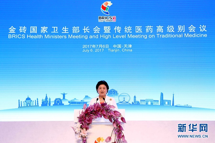 7月6日，金磚國家衛(wèi)生部長會暨傳統(tǒng)醫(yī)藥高級別會議在天津開幕。國家主席習(xí)近平發(fā)來賀信，對會議召開表示祝賀。國務(wù)院副總理劉延?xùn)|在開幕式上宣讀習(xí)近平的賀信并發(fā)表主旨演講。新華社記者 張玉薇 攝