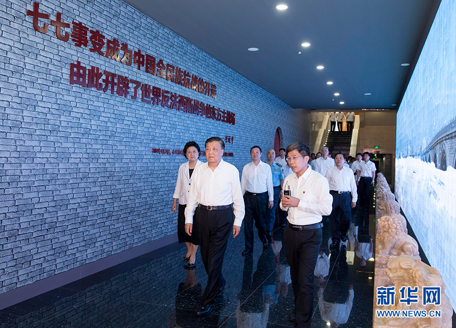 7月7日，紀(jì)念全民族抗戰(zhàn)爆發(fā)80周年儀式在中國(guó)人民抗日戰(zhàn)爭(zhēng)紀(jì)念館舉行。中共中央政治局常委、中央書(shū)記處書(shū)記劉云山出席儀式并講話。這是儀式后，劉云山參觀《全民抗戰(zhàn)偉大壯舉&mdash;&mdash;紀(jì)念全民族抗戰(zhàn)爆發(fā)80周年專題展覽》。 新華社記者丁林?jǐn)z