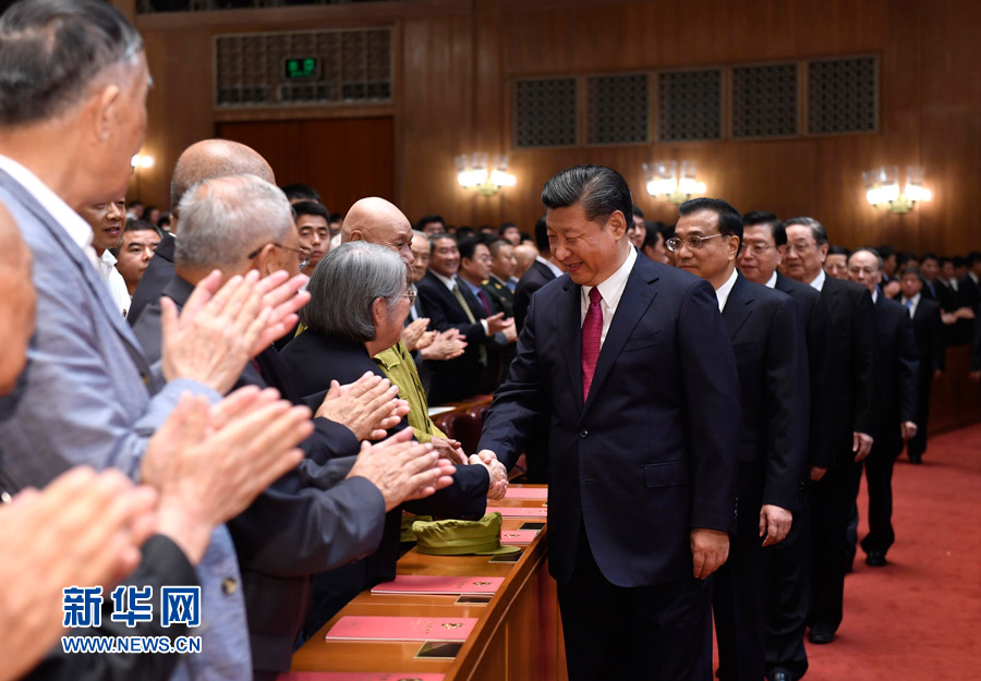 7月28日，慶祝中國人民解放軍建軍90周年文藝晚會《在黨的旗幟下》在北京人民大會堂舉行。中共中央總書記、國家主席、中央軍委主席習(xí)近平和李克強、張德江、俞正聲、劉云山、王岐山、張高麗等黨和國家領(lǐng)導(dǎo)人，與首都3000多名各界群眾一起觀看演出。演出開始前，習(xí)近平等與老戰(zhàn)士、老同志代表和&ldquo;八一勛章&rdquo;獲得者親切握手。新華社記者 李學(xué)仁 攝