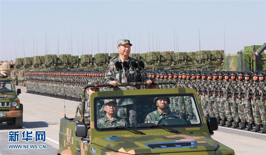 7月30日上午，慶祝中國人民解放軍建軍90周年閱兵在朱日和聯(lián)合訓(xùn)練基地隆重舉行。中共中央總書記、國家主席、中央軍委主席習(xí)近平檢閱部隊并發(fā)表重要講話。這是習(xí)近平乘車檢閱部隊。新華社記者 李剛 攝