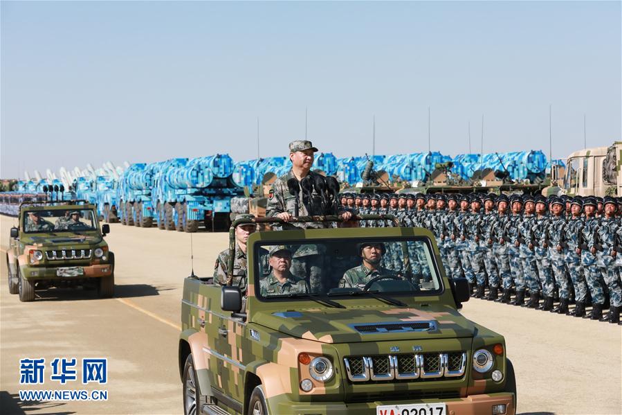 7月30日上午，慶祝中國人民解放軍建軍90周年閱兵在朱日和聯(lián)合訓(xùn)練基地隆重舉行。中共中央總書記、國家主席、中央軍委主席習(xí)近平檢閱部隊并發(fā)表重要講話。這是習(xí)近平乘車檢閱部隊。新華社記者 李剛 攝