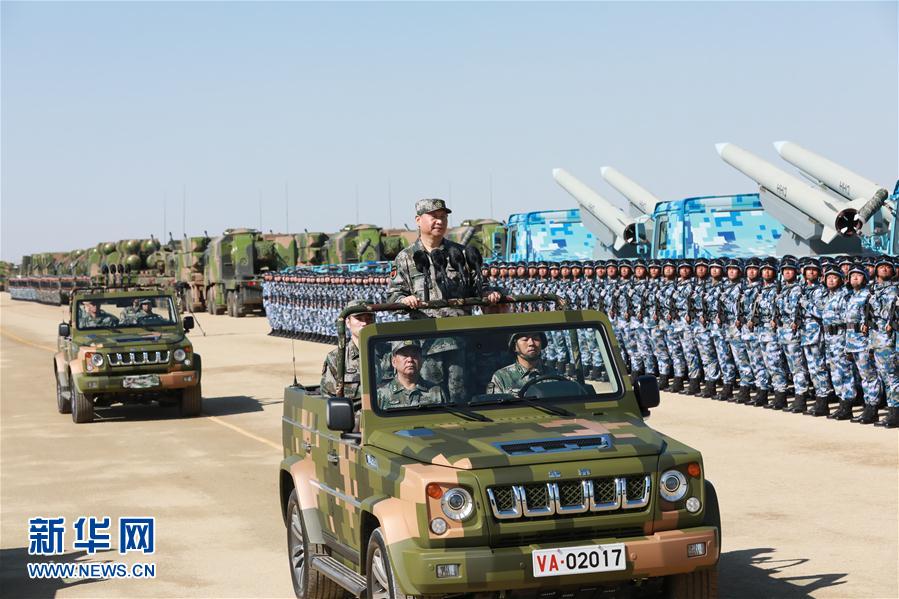 7月30日上午，慶祝中國人民解放軍建軍90周年閱兵在朱日和聯(lián)合訓(xùn)練基地隆重舉行。中共中央總書記、國家主席、中央軍委主席習(xí)近平檢閱部隊并發(fā)表重要講話。這是習(xí)近平乘車檢閱部隊。新華社記者 李剛 攝