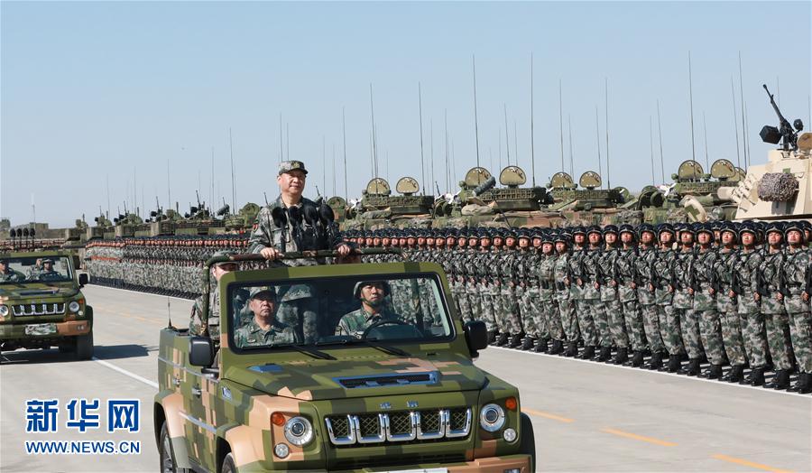 7月30日上午，慶祝中國人民解放軍建軍90周年閱兵在朱日和聯(lián)合訓(xùn)練基地隆重舉行。中共中央總書記、國家主席、中央軍委主席習(xí)近平檢閱部隊并發(fā)表重要講話。這是習(xí)近平乘車檢閱部隊。新華社記者 李剛 攝
