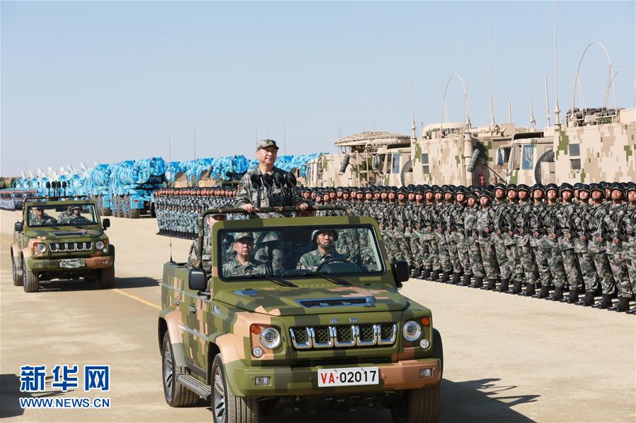 7月30日上午，慶祝中國人民解放軍建軍90周年閱兵在朱日和聯(lián)合訓(xùn)練基地隆重舉行。中共中央總書記、國家主席、中央軍委主席習(xí)近平檢閱部隊并發(fā)表重要講話。這是習(xí)近平乘車檢閱部隊。新華社記者 李剛 攝