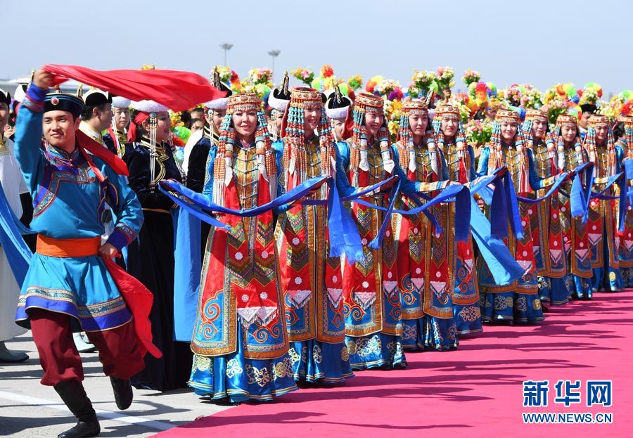 8月7日，以中共中央政治局常委、全國政協(xié)主席俞正聲為團(tuán)長的中央代表團(tuán)飛抵呼和浩特，出席內(nèi)蒙古自治區(qū)成立70周年慶?；顒?dòng)。中央代表團(tuán)在機(jī)場受到內(nèi)蒙古各族群眾的熱烈歡迎。新華社記者 張領(lǐng) 攝