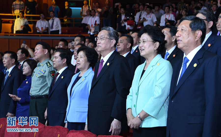 8月7日，慶祝內(nèi)蒙古自治區(qū)成立70周年文藝晚會《贊歌》在內(nèi)蒙古烏蘭恰特大劇院舉行。中共中央政治局常委、全國政協(xié)主席、中央代表團(tuán)團(tuán)長俞正聲和各族各界干部群眾等共約1300人觀看演出。新華社記者 張領(lǐng) 攝