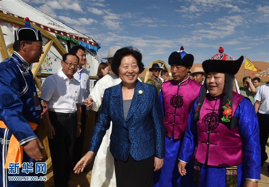 8月10日，中共中央政治局委員、中央統(tǒng)戰(zhàn)部部長、中央代表團(tuán)副團(tuán)長孫春蘭率中央代表團(tuán)三分團(tuán)繼續(xù)在內(nèi)蒙古自治區(qū)阿拉善盟看望慰問，把以習(xí)近平同志為核心的黨中央的親切關(guān)懷和全國各族人民的美好祝福帶給阿拉善各族各界干部群眾。這是孫春蘭在牧民張輝生（右二）家了解生產(chǎn)生活情況。新華社記者 任軍川 攝