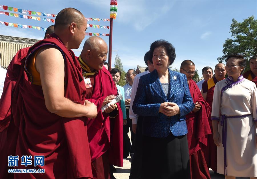 8月10日，中共中央政治局委員、中央統(tǒng)戰(zhàn)部部長、中央代表團(tuán)副團(tuán)長孫春蘭率中央代表團(tuán)三分團(tuán)繼續(xù)在內(nèi)蒙古自治區(qū)阿拉善盟看望慰問，把以習(xí)近平同志為核心的黨中央的親切關(guān)懷和全國各族人民的美好祝福帶給阿拉善各族各界干部群眾。這是孫春蘭在佛教寺廟延福寺考察。新華社記者 任軍川 攝