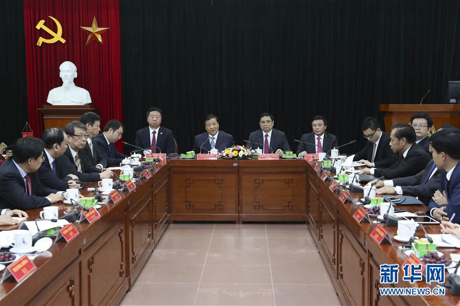 應(yīng)越南共產(chǎn)黨邀請(qǐng)，中共中央政治局常委、中央書記處書記劉云山9月18日至19日對(duì)越南進(jìn)行正式訪問。這是9月19日，劉云山在越共中央政治局委員范明政陪同下考察胡志明國(guó)家政治學(xué)院，并與曾赴華考察交流的越方學(xué)員代表進(jìn)行座談。 新華社記者龐興雷 攝