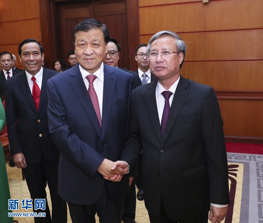 應(yīng)越南共產(chǎn)黨邀請(qǐng)，中共中央政治局常委、中央書記處書記劉云山9月18日至19日對(duì)越南進(jìn)行正式訪問。這是9月18日，劉云山在河內(nèi)與越共中央政治局委員陳國(guó)旺舉行會(huì)談。 新華社記者 龐興雷 攝