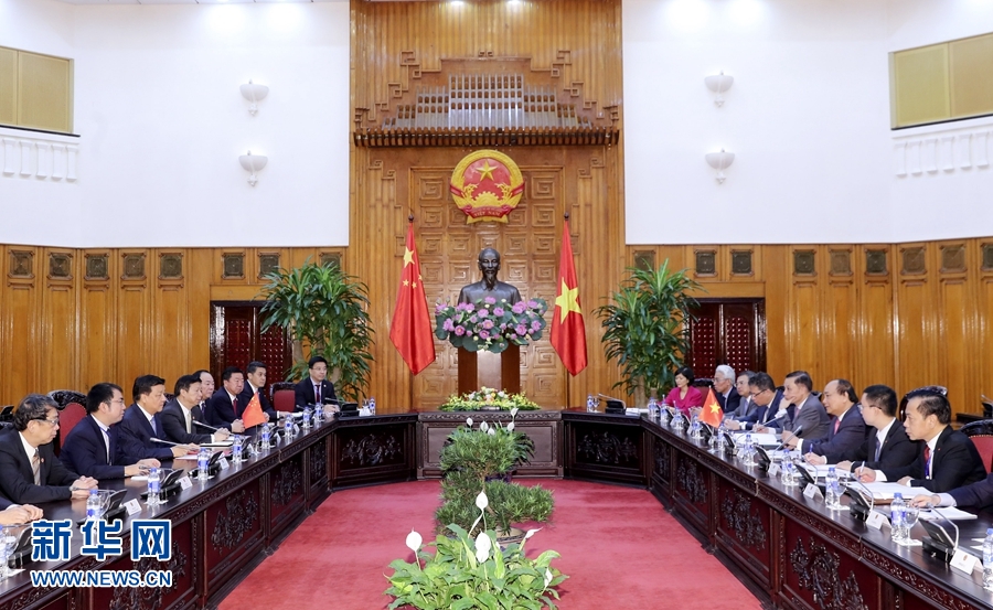 應(yīng)越南共產(chǎn)黨邀請(qǐng)，中共中央政治局常委、中央書記處書記劉云山9月18日至19日對(duì)越南進(jìn)行正式訪問。這是9月19日，劉云山在河內(nèi)會(huì)見越南總理阮春福。 新華社記者 丁林 攝
