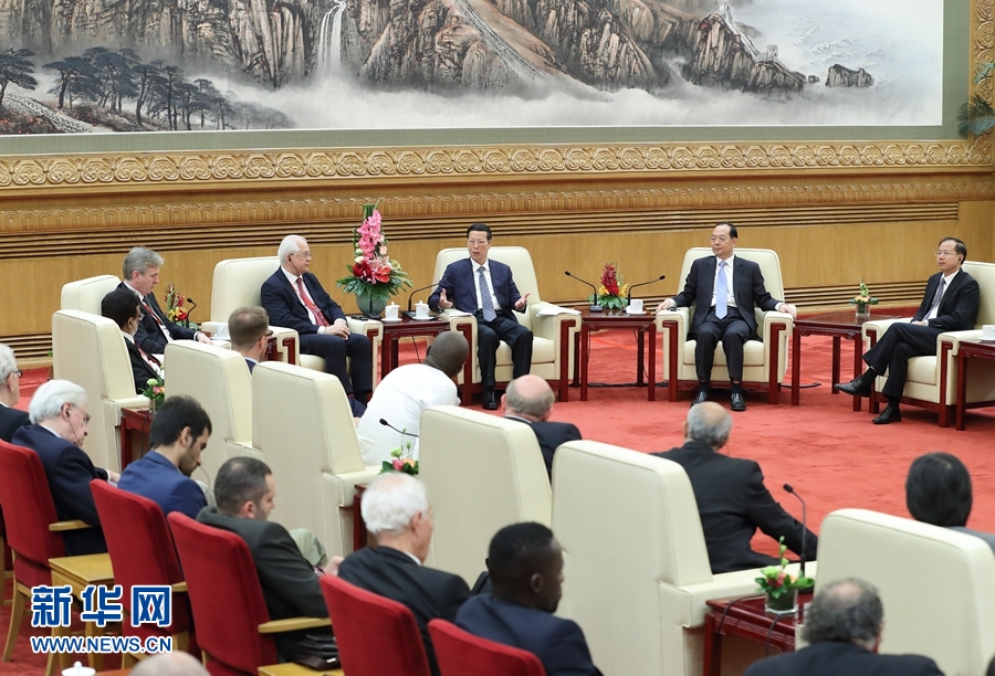 9月21日，中共中央政治局常委、國(guó)務(wù)院副總理張高麗在北京人民大會(huì)堂會(huì)見來(lái)華參加2017&ldquo;一帶一路&rdquo;媒體合作論壇的外方代表并回答大家關(guān)心的問(wèn)題。新華社記者王曄攝 