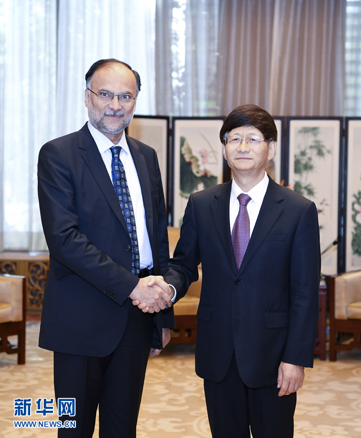 9月26日，中共中央政治局委員、中央政法委書記孟建柱在北京會見來華出席國際刑警組織第86屆全體大會的巴基斯坦內(nèi)政部長伊克巴爾。新華社記者 張領 攝
