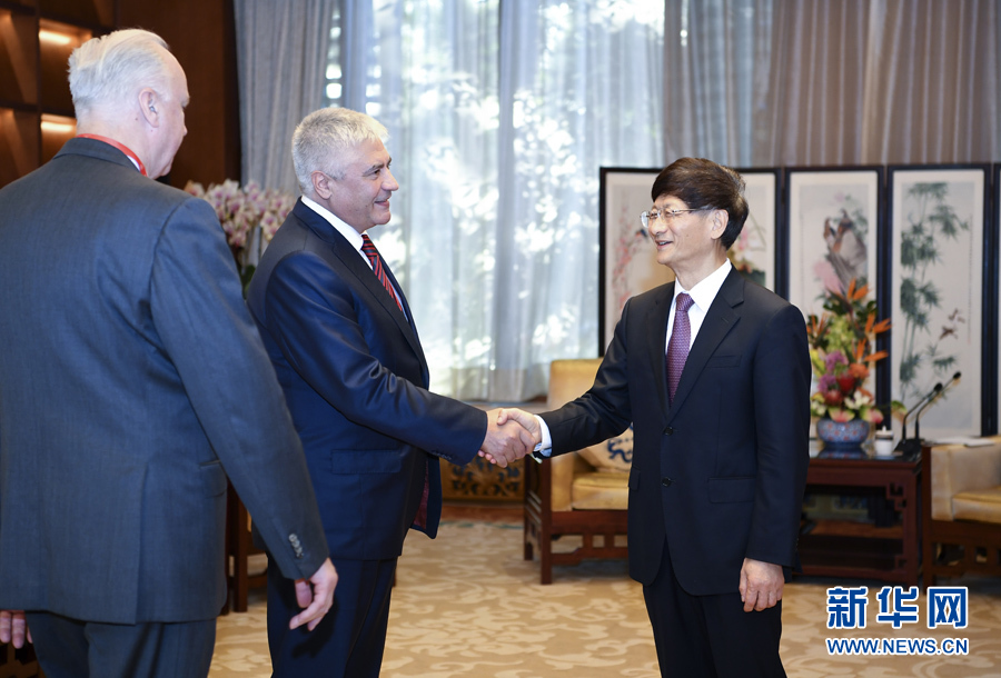 9月26日，中共中央政治局委員、中央政法委書記孟建柱在北京會見來華出席國際刑警組織第86屆全體大會的俄羅斯內(nèi)務部長科洛科利采夫（左二）和俄聯(lián)邦調(diào)查委員會主席巴斯特雷金（左一）。新華社記者 張領 攝 