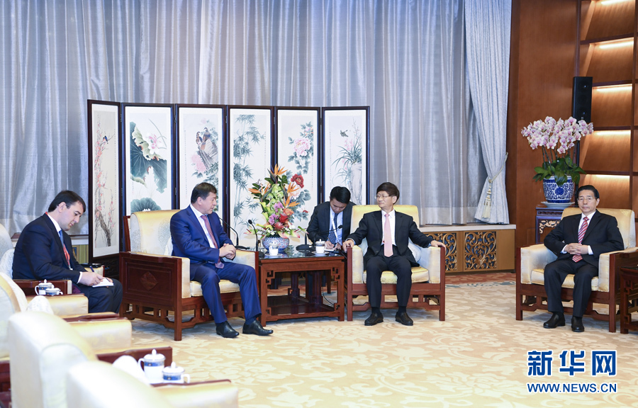 9月26日，中共中央政治局委員、中央政法委書記孟建柱在北京會見來華出席國際刑警組織第86屆全體大會的塔吉克斯坦內(nèi)務部長拉希姆佐達。國務委員、公安部部長郭聲琨參加有關會見。新華社記者 張領 攝