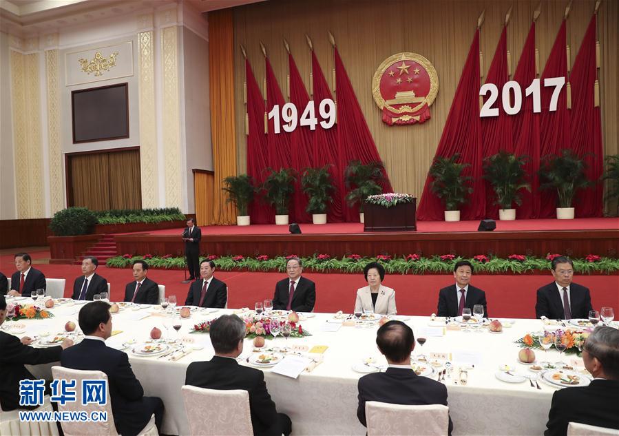 9月28日，全國政協(xié)辦公廳、中共中央統(tǒng)戰(zhàn)部、國務院僑辦、國務院港澳辦、國務院臺辦在北京人民大會堂聯(lián)合舉行國慶招待會。中共中央政治局常委、全國政協(xié)主席俞正聲與2800多名港澳臺僑各界代表歡聚一堂，慶祝中華人民共和國成立68周年。這是俞正聲在招待會上致辭。新華社記者 龐興雷 攝