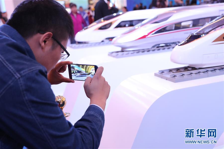 （十九大時(shí)光&middot;圖文互動(dòng)）（2）向著夢想，奮進(jìn)！&mdash;&mdash;來自&ldquo;砥礪奮進(jìn)的五年&rdquo;大型成就展現(xiàn)場的報(bào)道 