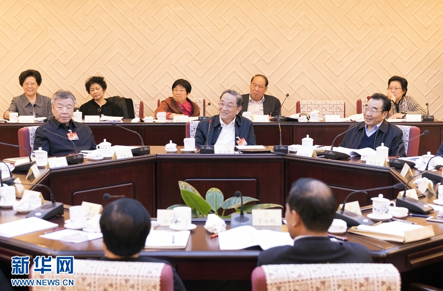 10月30日，政協(xié)第十二屆全國委員會常務(wù)委員會第二十三次會議舉行分組討論，與會人員圍繞深入學(xué)習(xí)貫徹中共十九大精神認真討論，積極建言獻策。全國政協(xié)主席俞正聲參加討論。新華社記者 丁海濤 攝