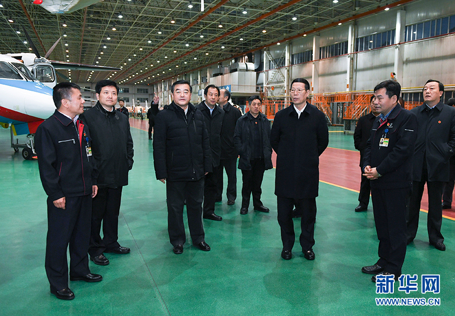11月14日至15日，國務(wù)院副總理張高麗在黑龍江調(diào)研。這是11月14日，張高麗到哈爾濱飛機(jī)工業(yè)集團(tuán)有限責(zé)任公司了解國有老企業(yè)轉(zhuǎn)型升級(jí)情況。 新華社記者 高潔 攝