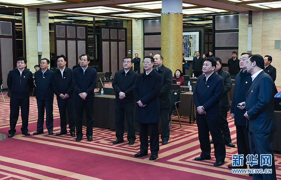 11月14日至15日，國務(wù)院副總理張高麗在黑龍江調(diào)研。這是11月14日，張高麗到黑龍江糧食交易市場了解糧食生產(chǎn)和銷售、糧食產(chǎn)品深加工、政策性儲(chǔ)糧去庫存等工作。 新華社記者 高潔 攝