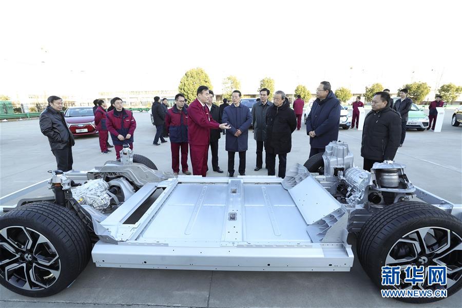 1月9日至10日，國務(wù)院副總理張高麗在安徽調(diào)研推動(dòng)長江經(jīng)濟(jì)帶發(fā)展工作。這是1月9日，張高麗在江淮汽車股份有限公司了解企業(yè)生產(chǎn)經(jīng)營和參與國際產(chǎn)能合作情況。新華社記者 龐興雷 攝