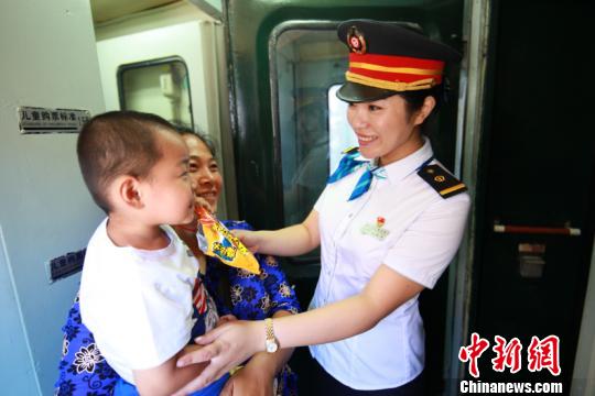 圖為列車員為旅客提供服務(wù)。(中國鐵路哈爾濱局集團(tuán)有限公司提供)