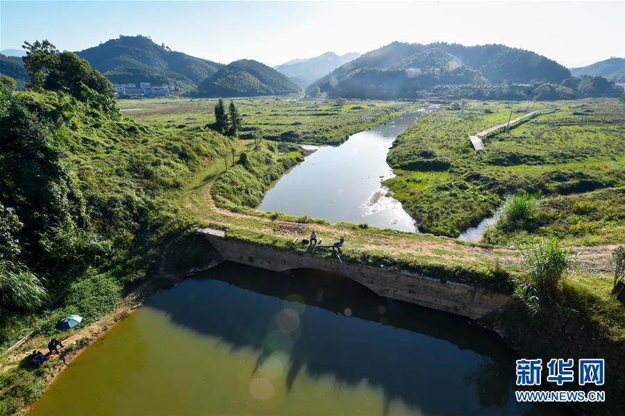 (在習(xí)近平新時(shí)代中國特色社會主義思想指引下·慶祝改革開放40周年·綠色發(fā)展·圖文互動)(1)治水·護(hù)水·興水——綠色發(fā)展之“水”的故事