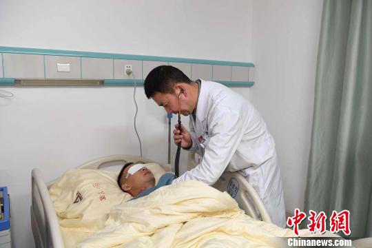 圖為醫(yī)生為杜富國檢查?！⌒が?攝