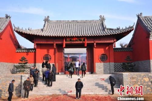 資料圖：元旦小長假期間，威海南海新區(qū)云龍山上舉辦新年廟會。　劉昌勇 攝