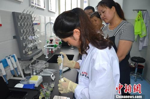 資料圖：工作人員根據(jù)消費者要求現(xiàn)場檢驗，共筑食品安全。<a target='_blank' ><p  align=