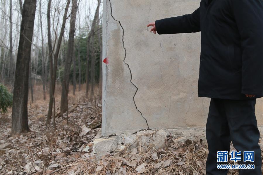 （新華視點(diǎn)&middot;圖文互動(dòng)）（3）挖掘作業(yè)距漢墓中心僅20米，村民住房出現(xiàn)裂縫&hellip;&hellip;&ldquo;造地&rdquo;如何變挖山？